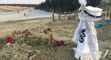 Deprem mezarlığında yürek yakan görüntüler!