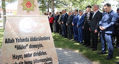 Bayram arifesinde şehitlik ziyaret edildi