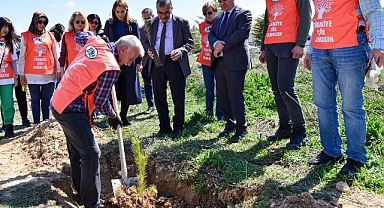 Karaman'da depremde hayatını kaybeden öğrenciler anısına fidan dikildi