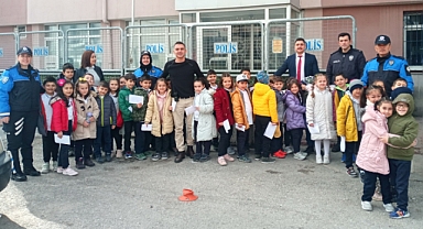 Karamanlı miniklerde polislere anlamlı hediye
