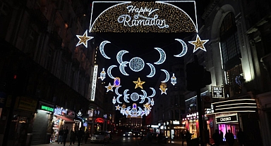 Londra'nın en işlek caddesi Ramazan ışıklarıyla aydınlatıldı