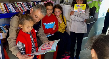 Vali Akkoyun, Karaman gezici kütüphanesinde depremzede çocuklarla kitap okudu