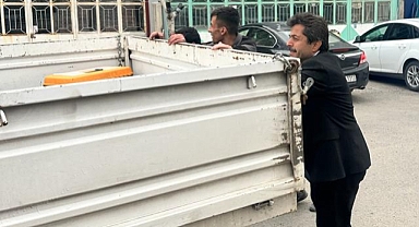 AK Parti Karaman Milletvekili adayı Osman Sağlam çalışmayan aracı ittirdi