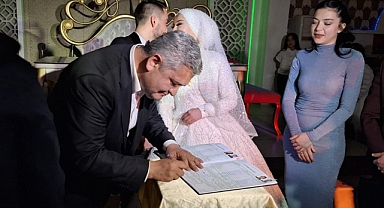 Atilla Zorlu hastalara moral ziyareti, nikâhlara şahitlik yaptı