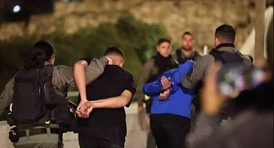 İsrail polisi, sabah namazına gelen gençlere saldırdı