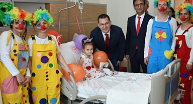 Karaman’da 23 Nisan´ı hastanede karşılayan miniklere sürpriz yapıldı