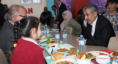 Karaman Valisi Akkoyun, afetzedelerle iftarda buluştu