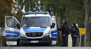 Alman polisinden Türk basın mensuplarına gözaltı! Türkiye devrede