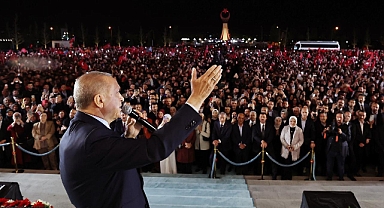 Cumhurbaşkanı Erdoğan'dan balkon konuşmasında tarihi mesajlar!