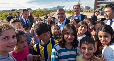 Depremden etkilenen çocuklar KMÜ’de fidan dikti