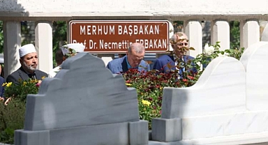 Erdoğan'dan, Erbakan'ın kabrine ziyaret