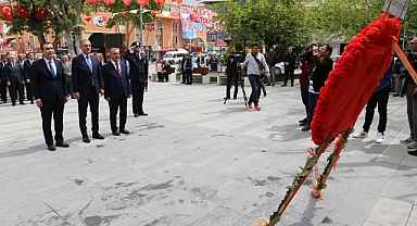 Türk Dil Bayramı çelenk sunma töreni ile kutlandı