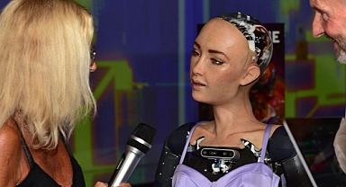 Dünyada vatandaşlığa kabul edilen ilk robot Sophia, Antalya'da tanıtıldı