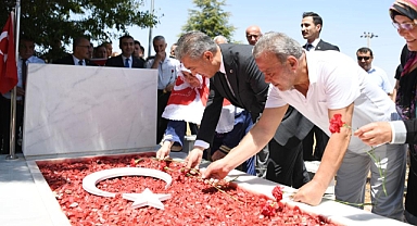 Karamanlı 15 Temmuz Şehidi Muhammed Yalçın’ın kabri ziyaret edildi