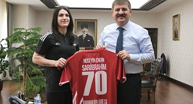 Dünya Şampiyonu Zeynep Çelik, Karaman Valisi Sarıibrahim'i ziyaret etti