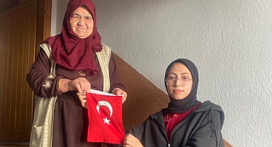 Cumhuriyet’imizin 100. yılında 100 öğrenci, 100 bayrak hediye etti
