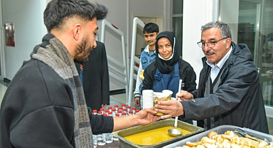 Rektör Gavgalı, sınavlara hazırlanan öğrencilere çorba ikram etti
