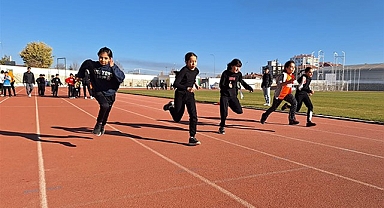 Karamanlı minik atletler, yılın son yarışında kıyasıya yarıştı