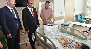 23 Nisan´ı Hastanede Karşılayan Miniklere Sürpriz Ziyaret