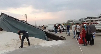 Yer yarıldı kamyon içine düştü! Yer: Adana