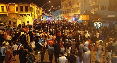 TÜRKÇE AŞKI VATAN AŞKI YÜRÜYÜŞÜ COŞKUYLA YAPILDI