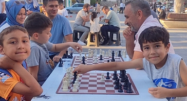 KARAMAN’DA “SOKAKTA SATRANÇ VAR” ETKİNLİĞİNE YOĞUN İLGİ