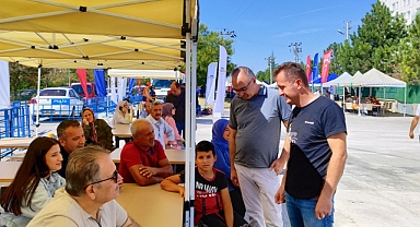 KARAMAN'DA ÜNİVERSİTEYİ YENİ KAZANAN ÖĞRENCİLERE SICAK KARŞILAMA