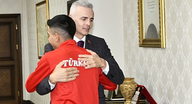 Karaman Valisi, genç şampiyonu kucaklayarak karşıladı