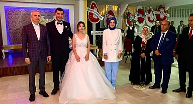 Vali Çiçekli ve Eşi , Düğün Merasimine Katılarak Genç Çiftin Mutluluğuna Ortak Oldu