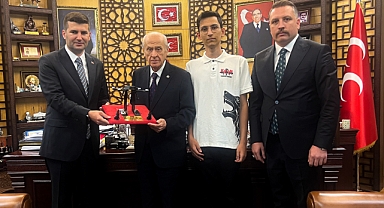 Ülkü Ocakları bünyesinde geliştirilen İHA prototipi, Bahçeli'ye takdim edildi