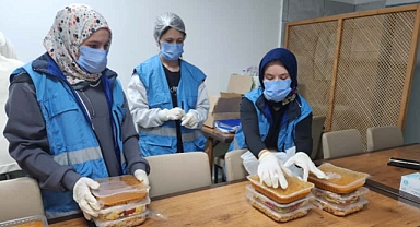 Karaman'da üniversite öğrencileri, yemeklerini komşularıyla paylaşıyor