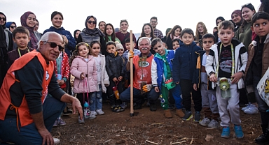 KMÜ öğrencileri ve minikler birlikte fidan dikti