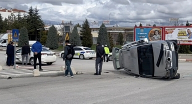 Karaman’da araç yan yattı: 2 yaralı