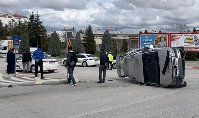 Karaman’da araç yan yattı: 2 yaralı