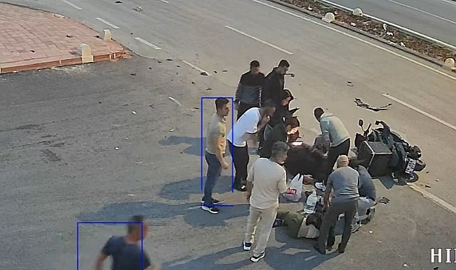 Karaman'da motosiklet yayayı savurdu